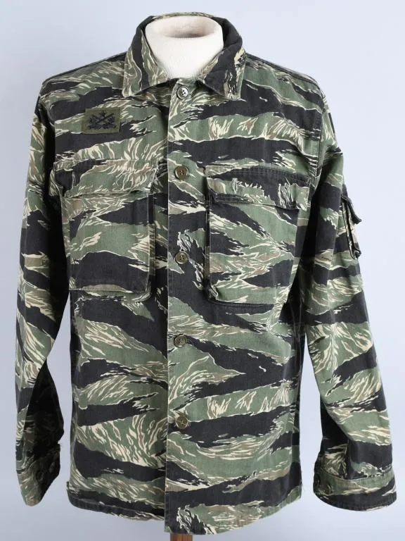 تصویری از لباس طرح دو جیب ارتش آمریکا با طرح TIGER STRIPE