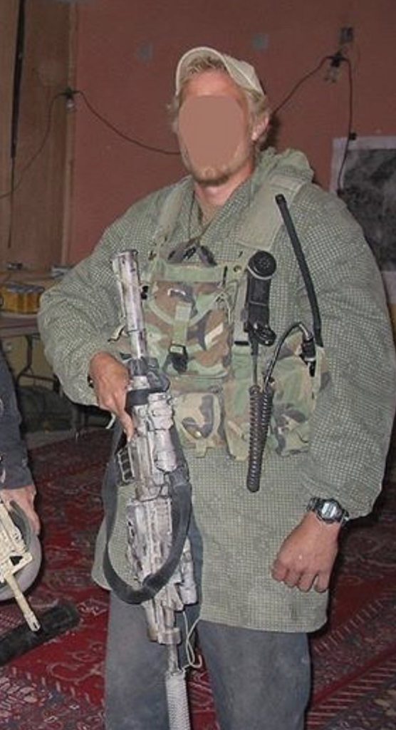 یکی از نیروهای ویژه آمریکا در جنگ دوم خلیج فارس با لباس استتار desert night
